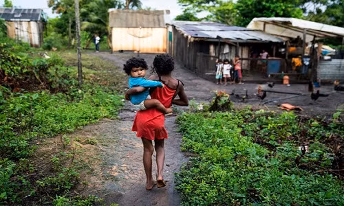 Nằm cách Brazil khoảng 2.500 km, bộ lạc Munduruku ngày càng nhìn Tổng thống Bolsonaro với nỗi sợ hãi. Sawre Muybu, ngôi làng bản địa của người của người Munduruku ở bang Pará, nằm trên bờ sông Tapajos ở hạ lưu sông Amazon, là một nơi được đề xuất xây đập. Và việc này có thể nhấn chìm nhà của 100 người dân và phá hủy cuộc sống của họ.