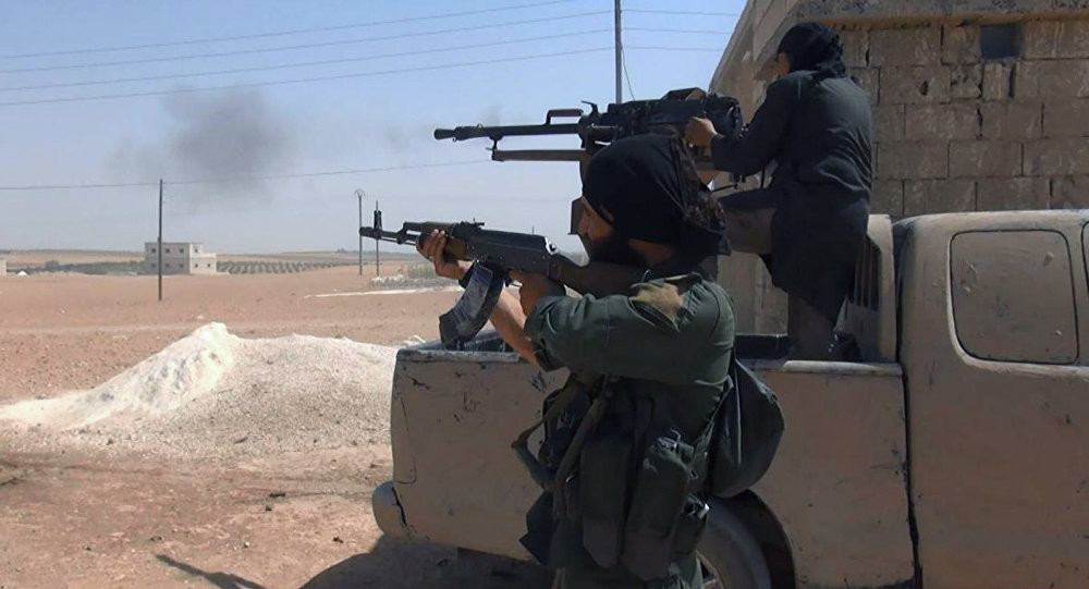 "Các tay súng IS đã tấn công căn cứ của lực lượng Damascus ở khu Al-Jalaa và Badiyah Al-Mayadeen, sát hại và làm bị thương nhiều binh sĩ chính phủ", nguồn tin quân sự cho hay. Ảnh: Sputnik.