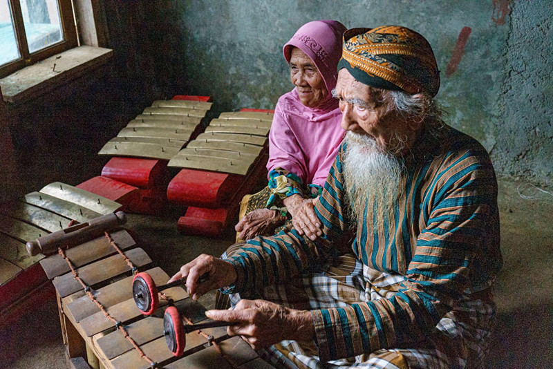 Một cặp đôi lớn tuổi tận hưởng khoảnh khắc hạnh phúc giản dị bên nhau trong những năm tháng tuổi già.