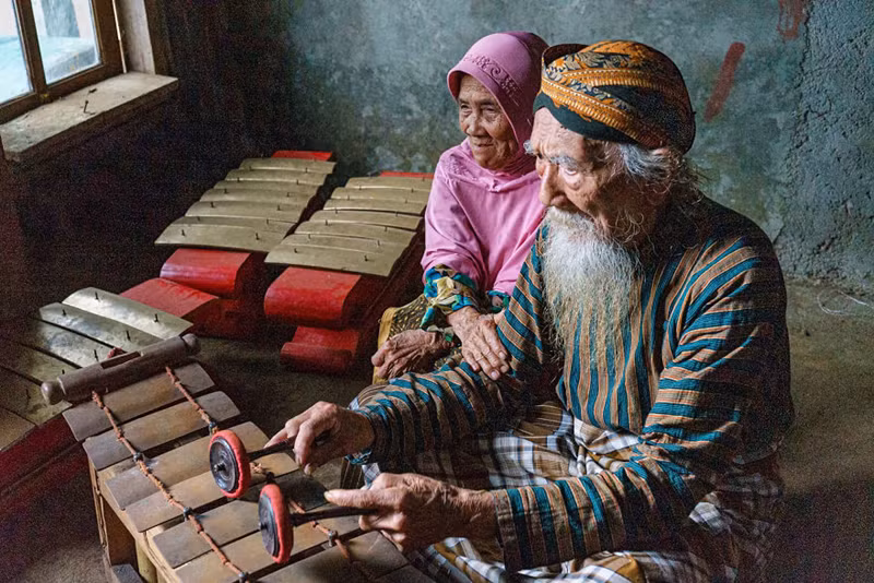 Một cặp đôi lớn tuổi tận hưởng khoảnh khắc hạnh phúc giản dị bên nhau trong những năm tháng tuổi già.