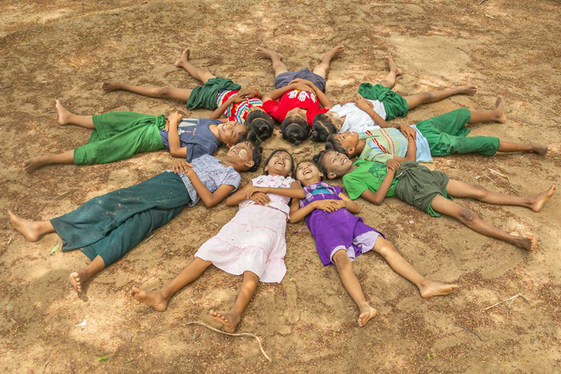 Nụ cười hồn nhiên của những đứa trẻ.