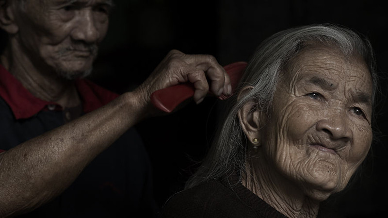 Thói quen hàng sáng của ông lão này là chải đầu cho vợ.