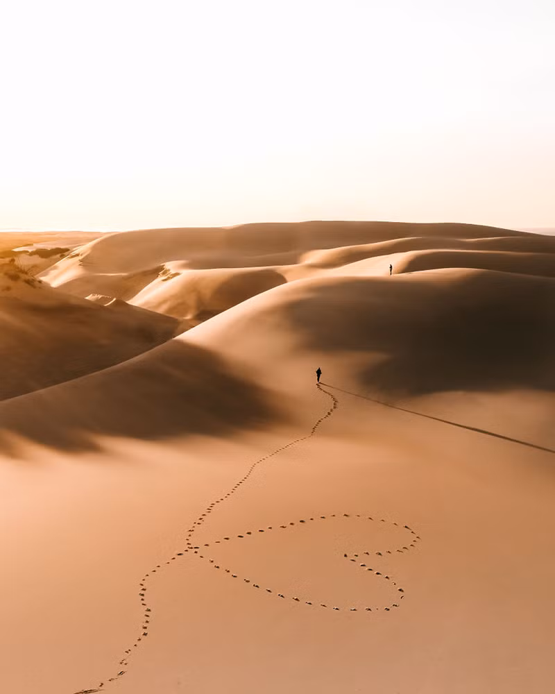 Bức ảnh ấn tương chụp tại Morocco cho thấy: Tình yêu là một con đường. Sẽ luôn có người chờ bạn ở phía trước. Chỉ cần tiếp tục bước đi và không ngừng tin tưởng.