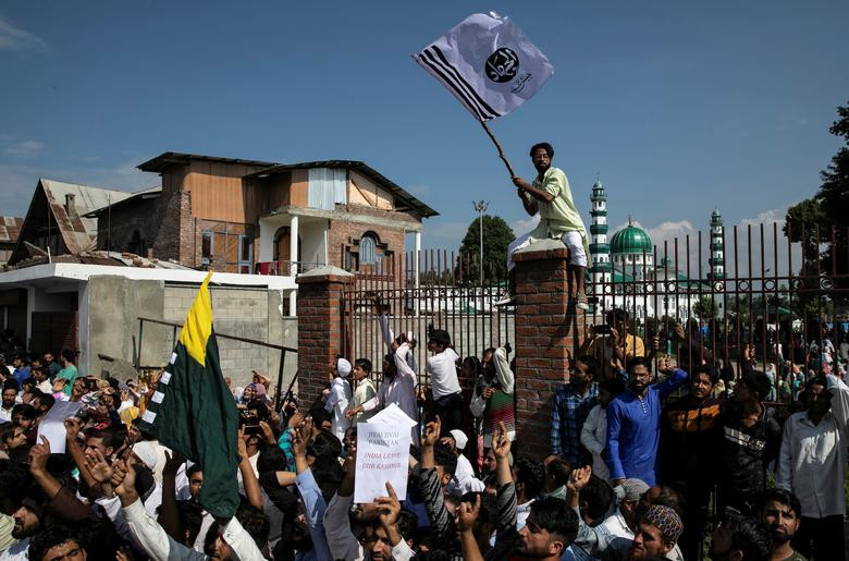 “3 máy bay vận tải C-130 của Không lực Pakistan đã được sử dụng để chuyển thiết bị tới căn cứ không quân Skardu, đối diện với Lãnh thổ Liên bang Ladakh”, hãng ANI dẫn nguồn tin cho biết.