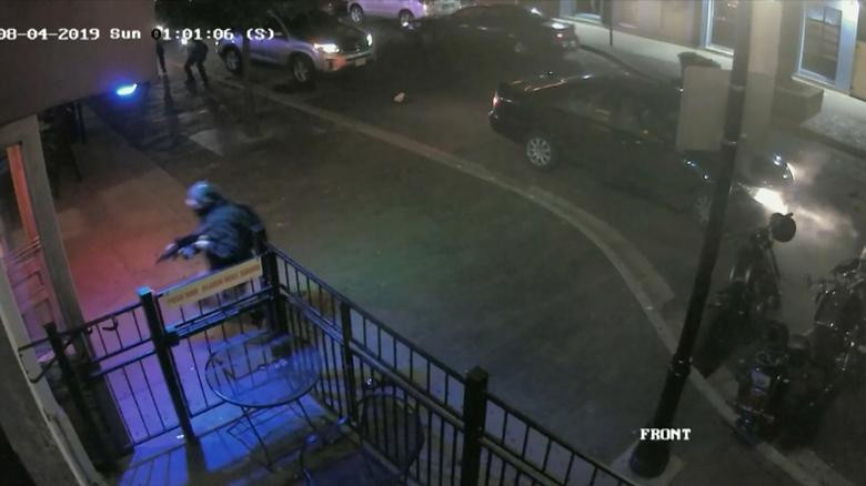 Chỉ vài giờ sau đó, một vụ xả súng hàng loạt lại xảy ra bên ngoài quán bar Ned Peppers vào khoảng 1h sáng ngày 4/8 (giờ địa phương) tại quận Oregon, thành phố Dayton, bang Ohio. Ảnh: Reuters.