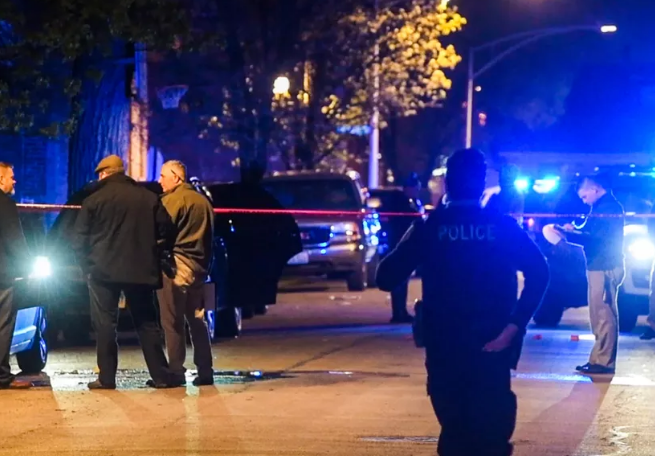 Tiếp đến, vụ xả súng liên tiếp thứ 3 chỉ trong vòng chưa đầy 24 giờ tại Mỹ đã xảy ra tại một sân chơi ở thành phố Chicago, khiến ít nhất 7 người bị thương, trong đó có một nạn nhân nguy kịch. Ảnh: ST.