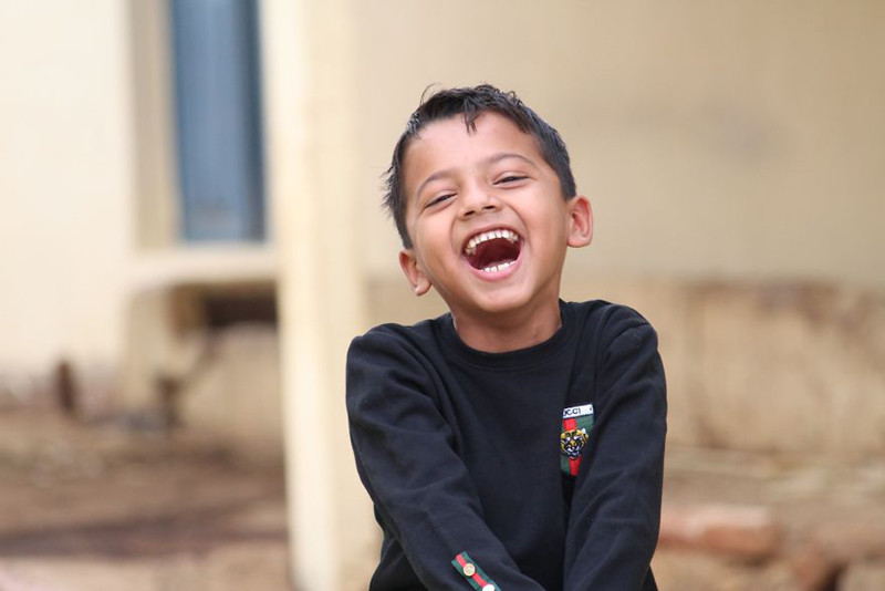 Khuôn mặt ngập tràn hạnh phúc của một cậu bé Ấn Độ.