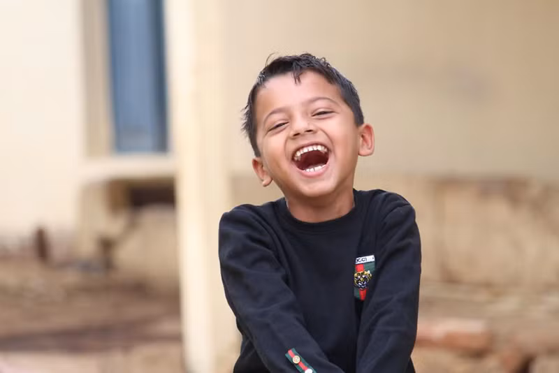 Khuôn mặt ngập tràn hạnh phúc của một cậu bé Ấn Độ.