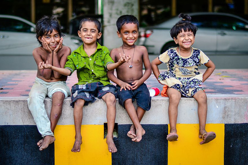 Nụ cười hồn nhiên của những đứa trẻ trên đường phố Bangladesh.