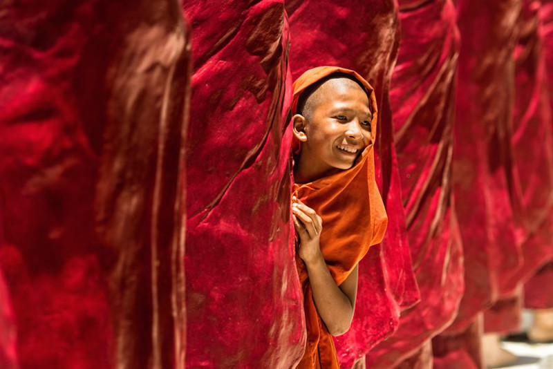 Trò chơi trốn tìm. Một bức ảnh được chụp ở Myanmar.