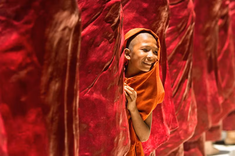 Trò chơi trốn tìm. Một bức ảnh được chụp ở Myanmar.