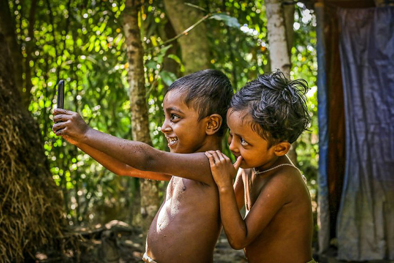 Khoảnh khắc đáng yêu thời công nghệ của 2 cậu bé ở Bangladesh.