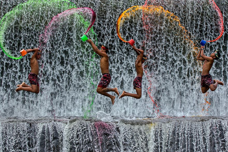 Niềm vui là một chọn lựa và chẳng khó khăn chi khi chúng ta tận hưởng trọn vẹn những gì mà mình đang có. Trong ảnh là những cậu bé Indonesia đang vui vẻ nô đùa.