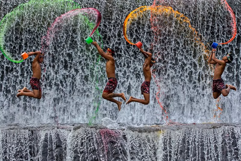 Niềm vui là một chọn lựa và chẳng khó khăn chi khi chúng ta tận hưởng trọn vẹn những gì mà mình đang có. Trong ảnh là những cậu bé Indonesia đang vui vẻ nô đùa.