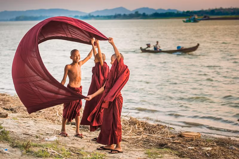 Một khoảnh khắc được chụp ở Myanmar khiến bạn bất giác muốn mỉm cười.