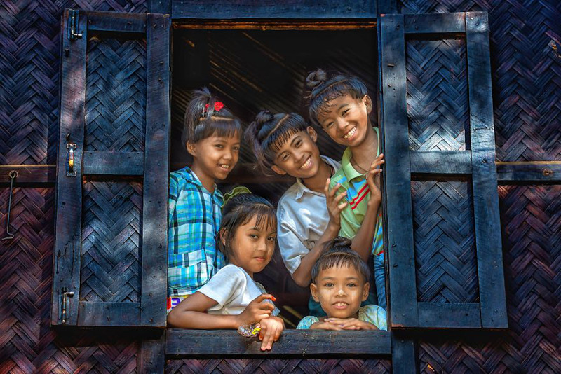 Những đứa trẻ Myanmar mỉm cười hồn nhiên.