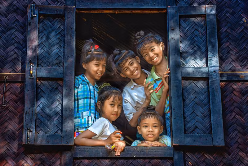 Những đứa trẻ Myanmar mỉm cười hồn nhiên.