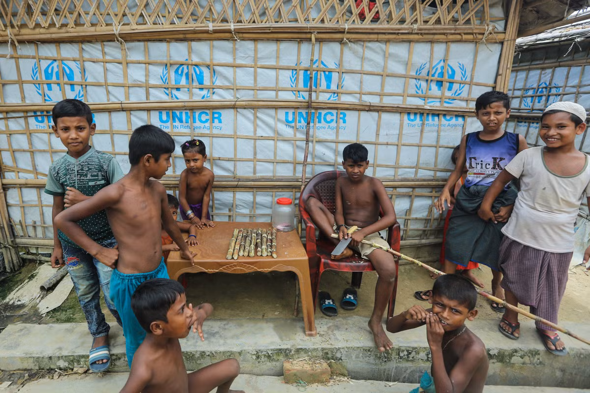 Các em nhỏ trong một khu trại tị nạn ở Bangladesh.