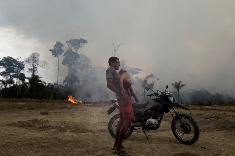 "Những đứa trẻ bị ảnh hưởng nhiều nhất. Chúng ho dữ dội", nữ y tá Elane Diaz đến từ Porto Velho nói với AP trong lúc chờ đợi để hẹn bác sĩ khám cho con trai của cô tại bệnh viện Hospital 9 de Julho.
