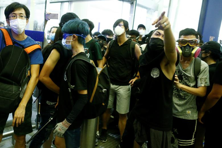 Nhiều người biểu tình tập đeo khẩu trang tập trung tại sân bay quốc tế Hong Kong hôm 13/8.