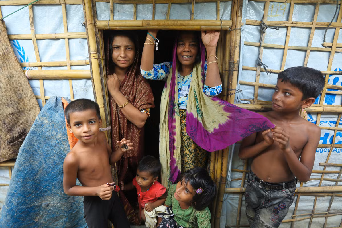 Kulsum Begum cùng các cháu của bà trong khu trại Shalbagan. "Chúng tôi có đồ ăn, nơi ở tại đây, và không phải sợ hãi nữa. Tôi chỉ mong muốn con trai tôi tìm được việc làm", bà Kulsum chia sẻ.