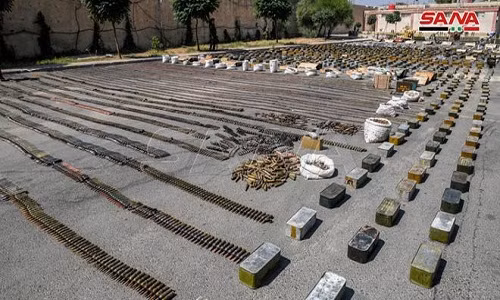 "Lực lượng chính phủ Damascus đã phát hiện một loạt thiết bị quân sự hạng nặng, bao gồm xe tăng T-55, một chiếc xe jeep màu trắng từng được phiến quân IS sử dụng trong các cuộc tấn công của chúng trên khắp Syria và Iraq, một số loại vũ khí khác như súng máy hạng nặng, đạn pháo,...", SANA đưa tin. Ảnh: SANA.