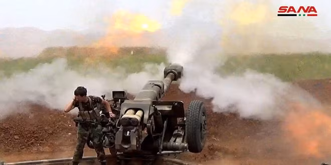 Kho vũ khí này được tìm thấy sau khi Quân chính phủ Syria mở chiến dịch quân sự nhằm quét sạch các tay súng thánh chiến còn lại đang ẩn náu ở vùng nông thôn Hama hồi tháng 6/2019. Ảnh: SANA.