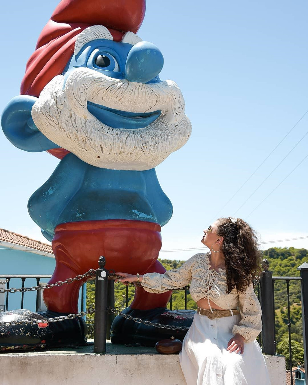 Theo The Local, một thông báo được đưa ra với nội dung từ thứ ba ngày 15/8/2017, ngôi làng sẽ đổi tên là Blue Village và không còn bức tượng hay tài liệu nào liên quan tới hình ảnh Xì Trum. Ảnh: Anduttzza.