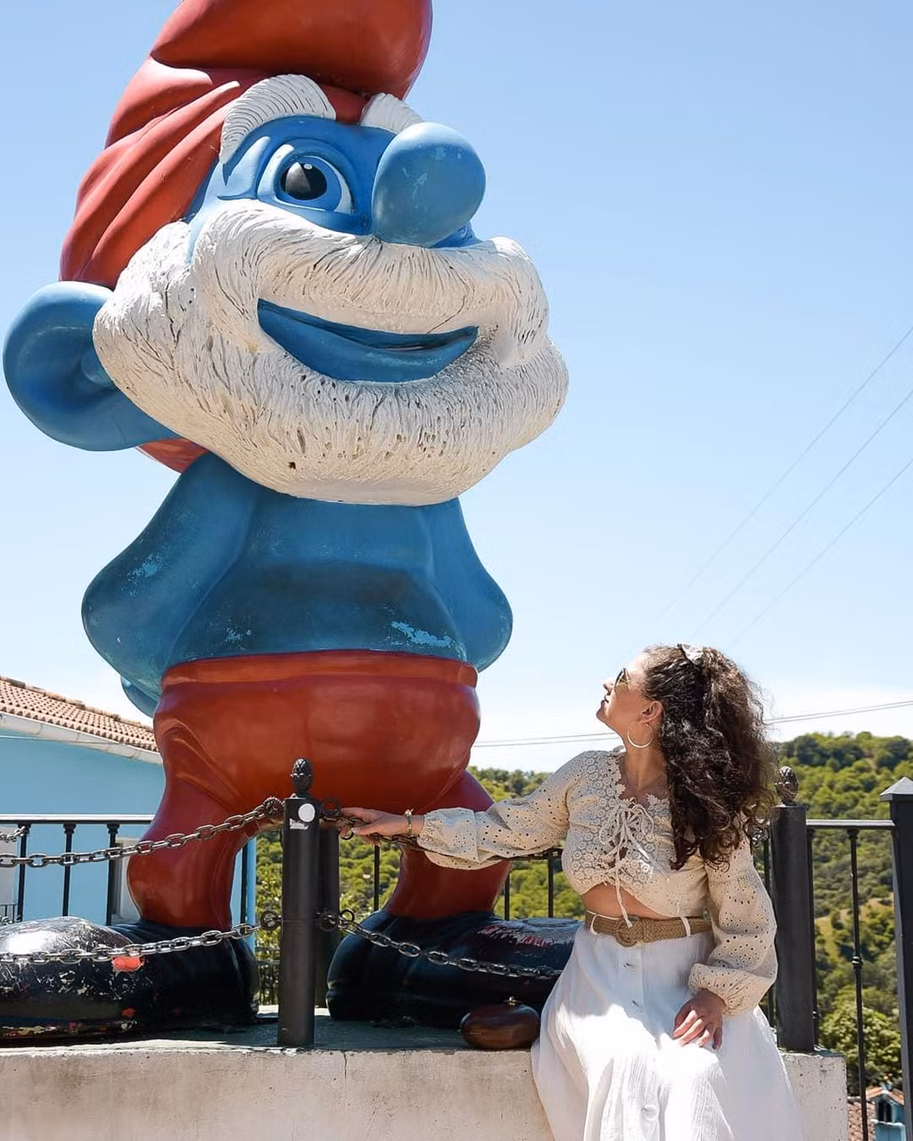 Theo The Local, một thông báo được đưa ra với nội dung từ thứ ba ngày 15/8/2017, ngôi làng sẽ đổi tên là Blue Village và không còn bức tượng hay tài liệu nào liên quan tới hình ảnh Xì Trum. Ảnh: Anduttzza.