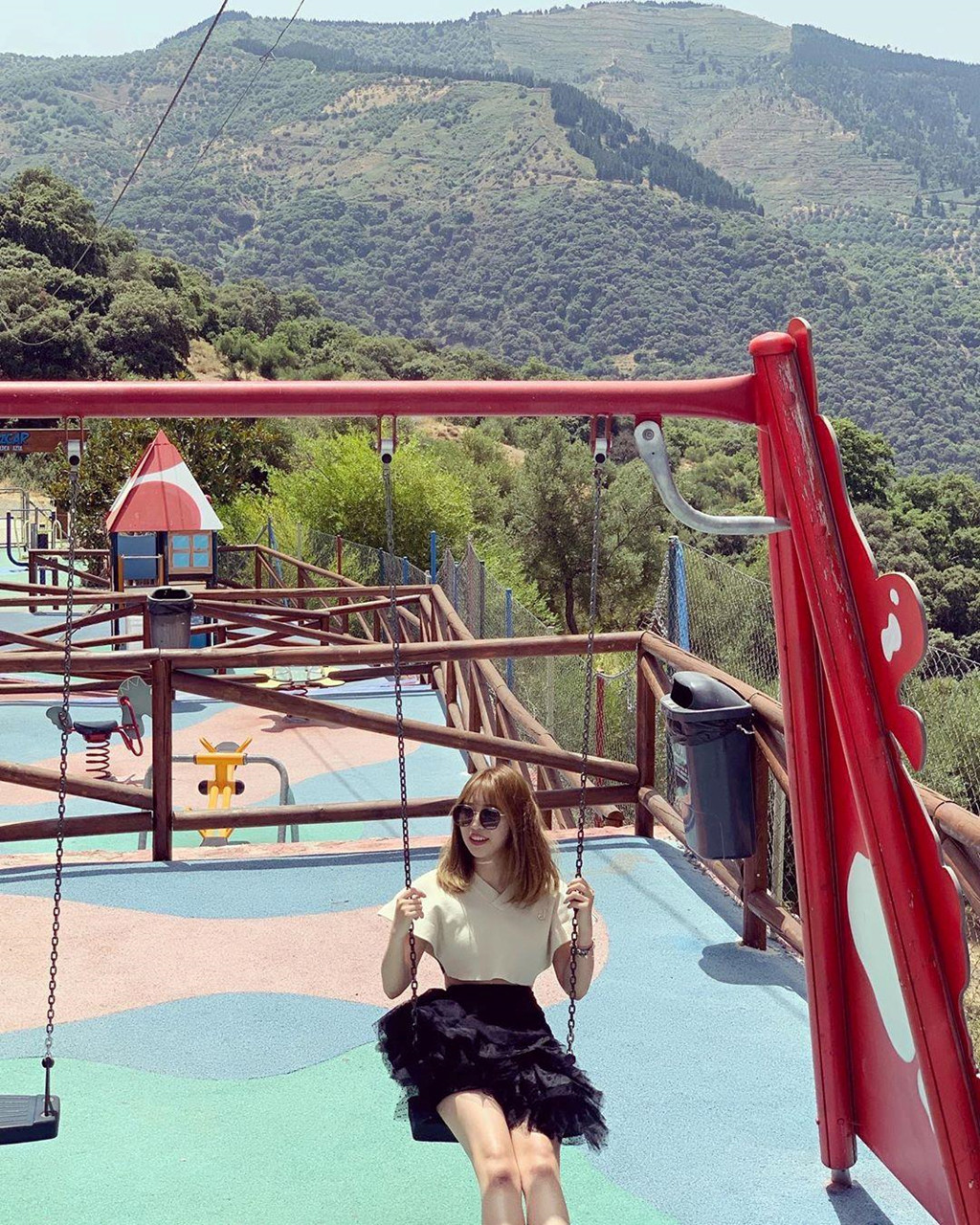 Các bức tượng và tranh vẽ về Xì Trum dần được bổ sung xung quanh ngôi làng để hấp dẫn và thu hút du khách. Ngoài ra, tới đây, bạn cũng có thể tìm thấy rất nhiều đồ lưu niệm liên quan tới nhân vật hoạt hình nổi tiếng này. Ảnh: Kangningning_.