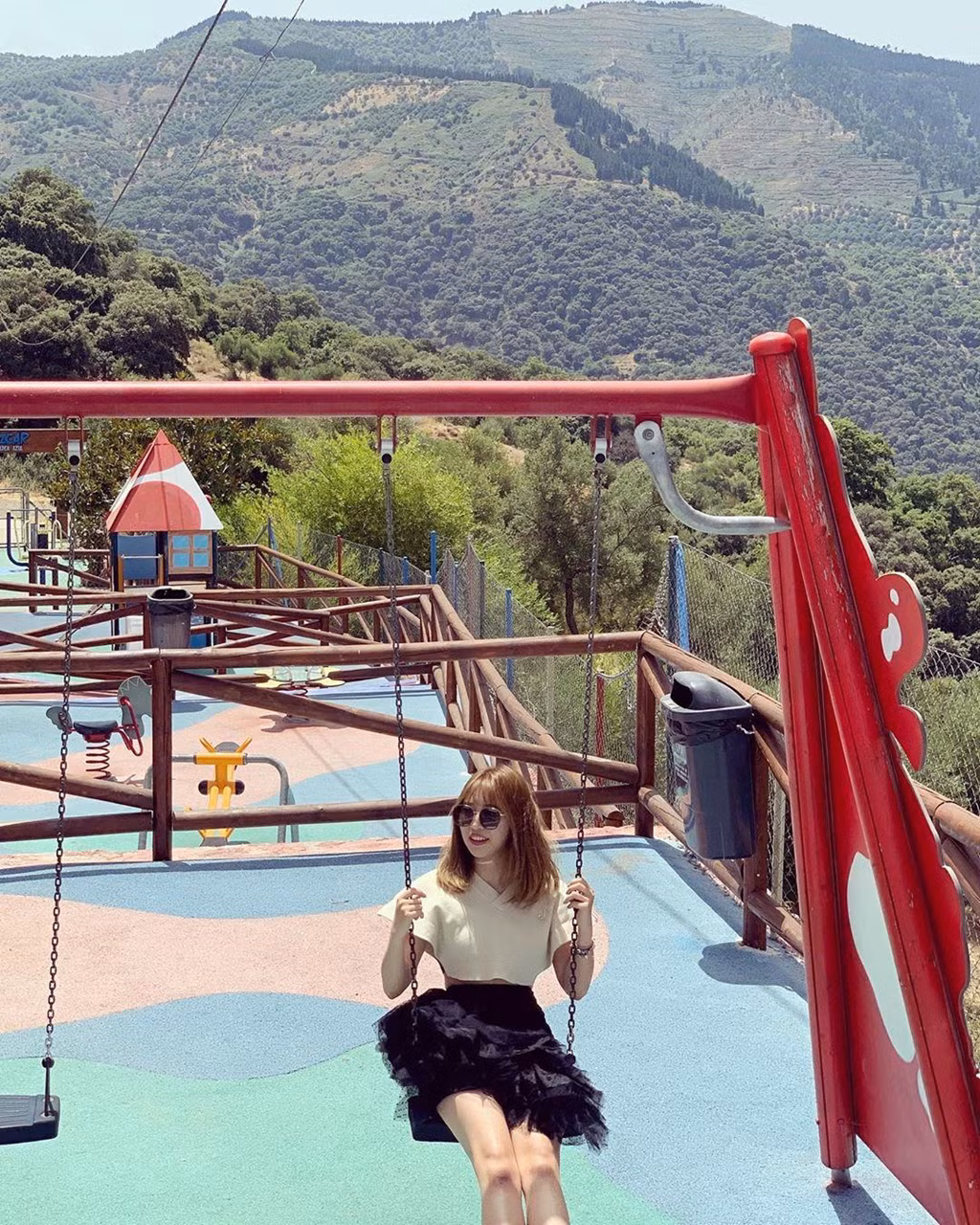 Các bức tượng và tranh vẽ về Xì Trum dần được bổ sung xung quanh ngôi làng để hấp dẫn và thu hút du khách. Ngoài ra, tới đây, bạn cũng có thể tìm thấy rất nhiều đồ lưu niệm liên quan tới nhân vật hoạt hình nổi tiếng này. Ảnh: Kangningning_.