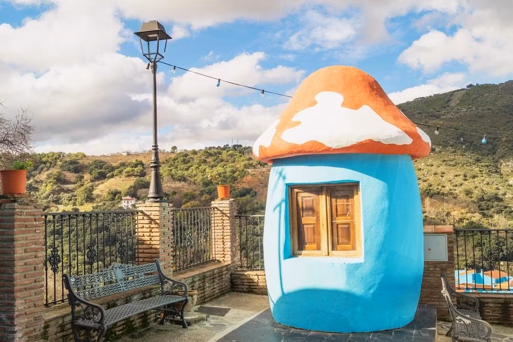 Theo Independent, việc tân trang đã đem đến sự bùng nổ du lịch lớn cho địa phương với số lượng khách ghé thăm tăng từ 300 lên tới 80.000 người. Bởi sự bùng nổ khách du lịch, người dân địa phương đã quyết định bỏ phiếu về việc có nên giữ các tòa nhà màu xanh. Kết quả là giữ nguyên màu xanh của các toà nhà. Ảnh: Julpho.