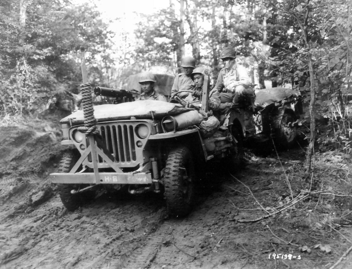 Cách duy nhất để lính Mỹ phân biệt xem chiếc Jeep mình đang sử dụng thuộc hãng nào sản xuất là nhìn vào... tên hãng sản xuất dập trên động cơ xe. Từ bên ngoài, rất khó để phân biệt các phiên bản của xe Jeep và hãng sản xuất ra chúng. Nguồn ảnh: Warhistoryonline.