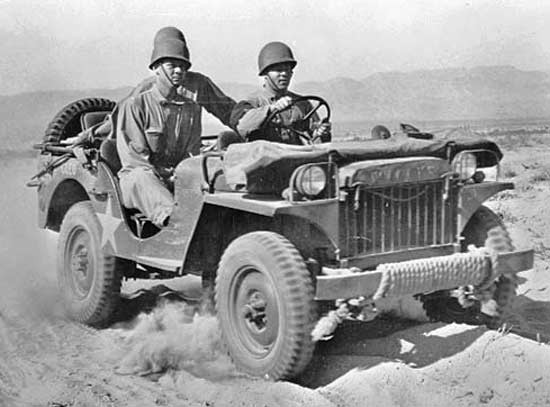 Hộp số của xe Jeep cũng đơn giản không kém với chỉ hai số tiến và một số lùi. Động cơ 4 xy lanh của xe cung cấp tối đa 60 mã lực ở vòng quay 4000 và có thể chạy được với tốc độ tối đa 65 km/h. Nguồn ảnh: Warhistoryonline.