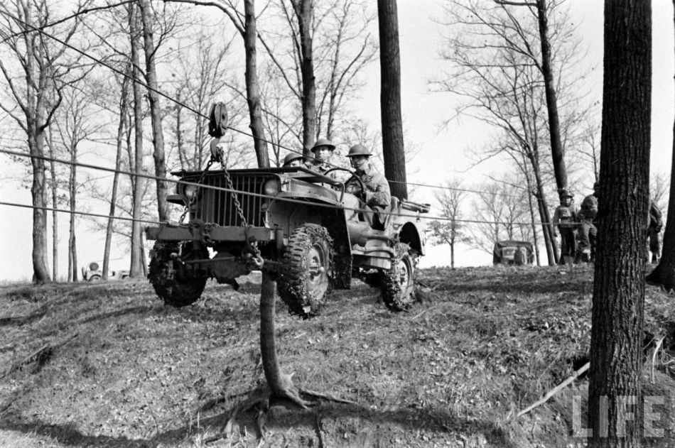 Phiên bản "hạng nặng" nhất của Jeep nặng chỉ vỏn vẹn 2,2 tấn trong khi đó phiên bản nhẹ nhất chỉ nặng chưa tới 600 kg. Ảnh: Lính Anh tự chế hệ thống dây ròng rọc để đưa xe Jeep qua sông, qua vực mà không cần cầu. Nguồn ảnh: Life.