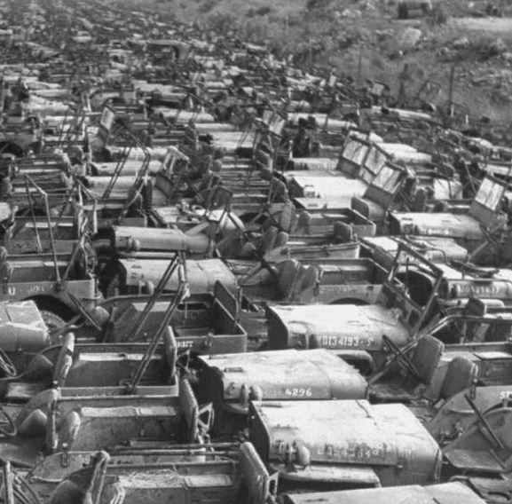 Sau Chiến tranh Thế giới thứ hai, Quân đội Mỹ cùng đồng minh đã bỏ lại hàng trăm nghìn chiếc Jeep ở khắp châu Âu vì chi phí để mang chúng quay về nước còn cao hơn cả chi phí sản xuất mới. Nguồn ảnh: Warhistoryonline.