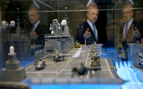 Thậm chí cả trên mô hình, Thổ Nhĩ Kỳ cũng đã cho trưng bày luôn F-35B lên đường băng của tàu đổ bộ tấn công TCG Anadolu. Đáng tiếc là ngay cả hợp đồng bàn giao F-35A giữa Mỹ và Thổ Nhĩ Kỳ còn đang bị "kẹt" sau khi Ankara nhất quyết đòi mua S-400 từ Nga nên việc Thổ Nhĩ Kỳ sở hữu F-35B trong tương lai gần như là điều bất khả thi và TCG Anadolu sẽ nhiều khả năng sẽ mãi mãi chỉ là tàu đổ bộ tấn công. Nguồn ảnh: Gazetesi.