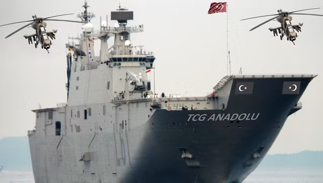 Tàu đổ bộ TCG Anadolu được trang bị vũ trang bao gồm 5 pháo 25mm điều khiển từ xa loại Aselsan 25mm STOP, 2 pháo cao tốc Phalanx và 1 tổ hợp tên lửa phòng thủ tầm gần RAM. Nguồn ảnh: Gazetesi.