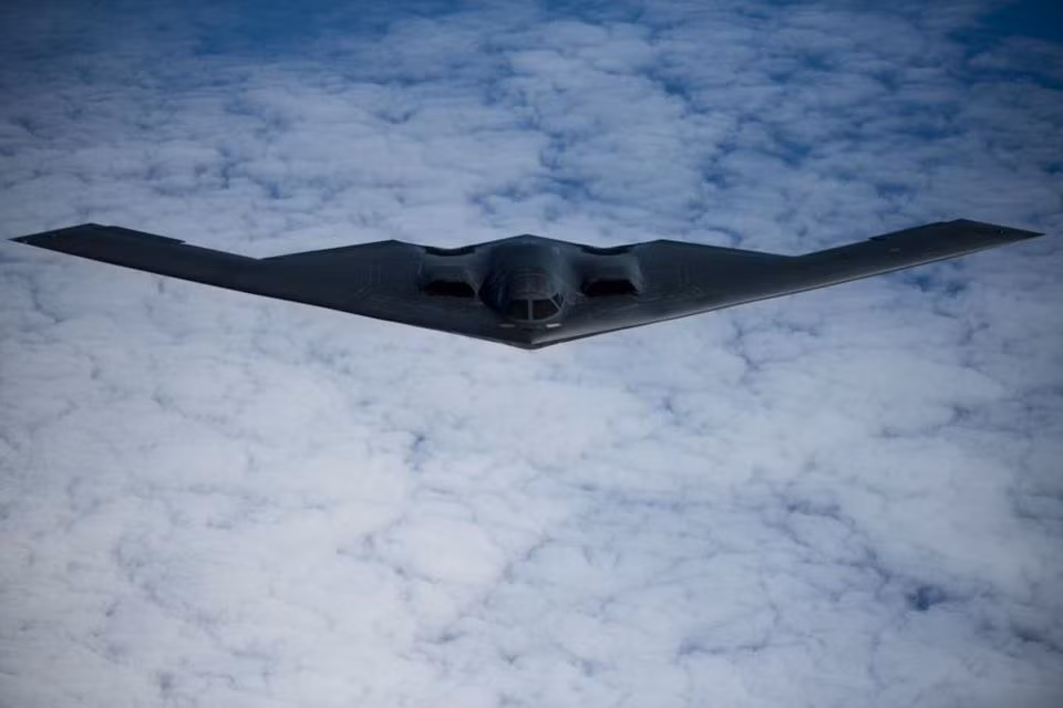 Giống với B-2 Spirit, việc không có thân nghĩa là toàn bộ kết cấu vỏ của B-21 Raider có thể coi như một khối đồng nhất, giảm tối đa khả năng phát xạ radar của đối phương. Nguồn ảnh: BI.