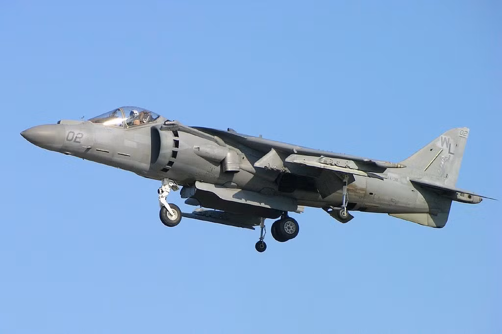 AV-8B Harrier II là loại máy bay có khả năng cất cánh thẳng đứng/cất cánh trên đường băng ngắn ra đời từ những năm 70 của thế kỷ trước và được sử dụng rộng rãi cho tới tận khi F-35B ra đời để thế chỗ cho vị trí của chúng. Nguồn ảnh: Harrier.