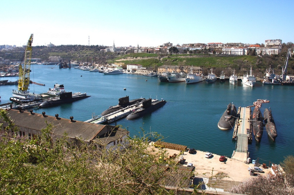 Trong số đó, có tổng cộng 45 tàu mặt nước và 7 tàu ngầm. Nguồn ảnh: Sina.