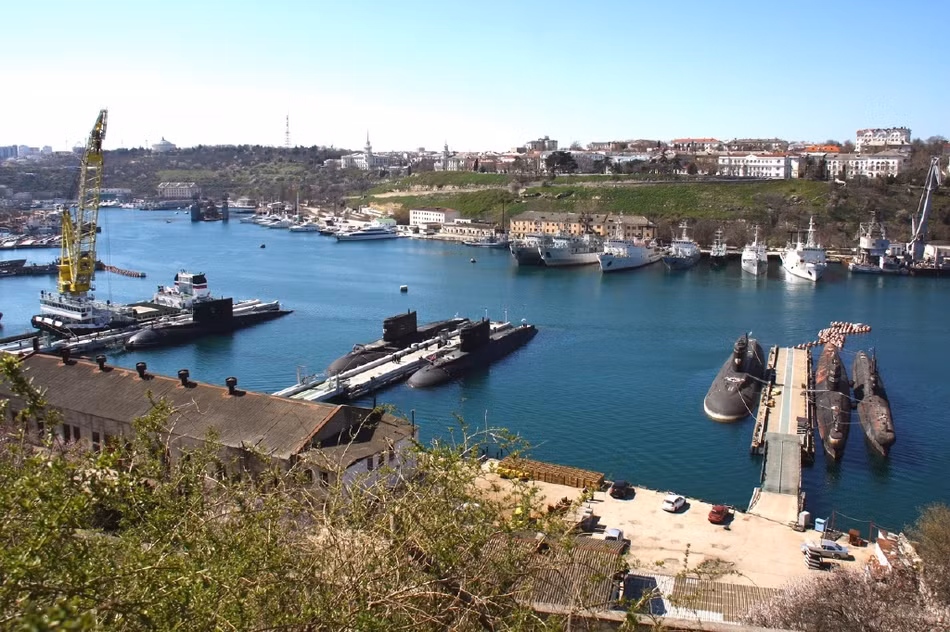 Trong số đó, có tổng cộng 45 tàu mặt nước và 7 tàu ngầm. Nguồn ảnh: Sina.