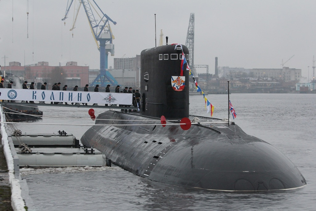 Trong đó có hai chiếc tàu ngầm mới nhất thuộc Hạm đội Biển Đen được hạ thuỷ từ năm 2016 bao gồm tàu Velikiy Novgorod (B-268) và tàu Kolpino (B-271). Ngoại trừ tàu Kilo 877V duy nhất có cảng chính ở Sevastopol, các tàu còn lại đều neo đậu ở cảng Novorossiysk. Nguồn ảnh: Sina.