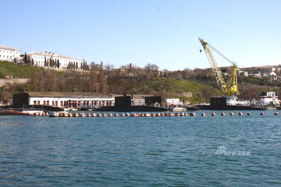 Hạm đội Biển Đen đặt đại bản doanh tại căn cứ hải quân Sevastopol, tại thành phố cùng trên bán đảo Crimea. Ngoài ra còn có các căn cứ khác ở cảng Feodosia và ven bờ biển Đen khu vực tiếp giáp với lãnh thổ Nga. Nguồn ảnh: Sina.