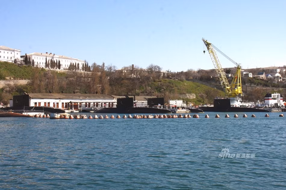 Hạm đội Biển Đen đặt đại bản doanh tại căn cứ hải quân Sevastopol, tại thành phố cùng trên bán đảo Crimea. Ngoài ra còn có các căn cứ khác ở cảng Feodosia và ven bờ biển Đen khu vực tiếp giáp với lãnh thổ Nga. Nguồn ảnh: Sina.