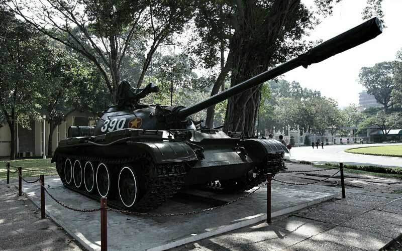 Xe tăng 390 cũng cùng đơn vị với chiếc 843 và hiện tại cũng đã được công nhận là Bảo Vật Quốc Gia. Hiện chiếc xe tăng này đang được nằm trong bảo tàng nhưng phiên bản của nó lại được trưng bày ở khuôn viên Dinh Độc Lập. Nguồn ảnh: Danviet.