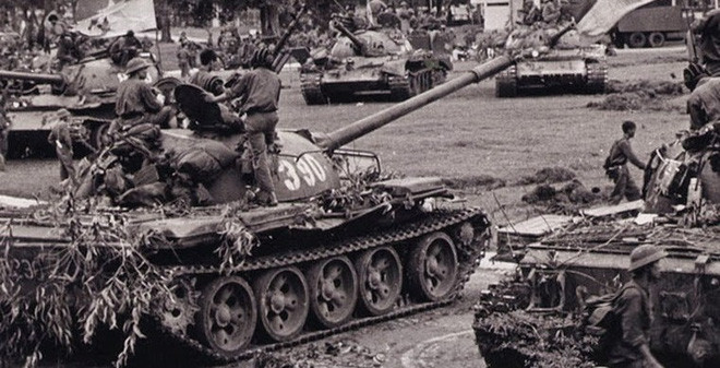Phải tới năm 1995, phóng viên chiến trường người Pháp là bà Francoise Demulder mới cho trưng bày tấm ảnh lịch sử của mình cho thấy hình ảnh chiếc 390 húc tung cánh cổng chính của Dinh Độc Lập thì khi này, chiếc xe tăng 390 mới được đối xử như một hiện vật vô giá. Nguồn ảnh: TL.