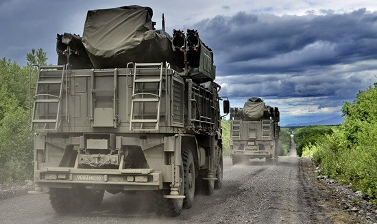 Khác với các tổ hợp Pantsir-S1 trước đây, Pantsir-SM cũng được cho là có khả năng tương thích với các loại mục tiêu tương lai như UAV tàng hình mang vũ trang hoặc các loại UAV kích thước nhỏ dùng cho nhiệm vụ trinh sát. Nguồn ảnh: Armyrecognition.