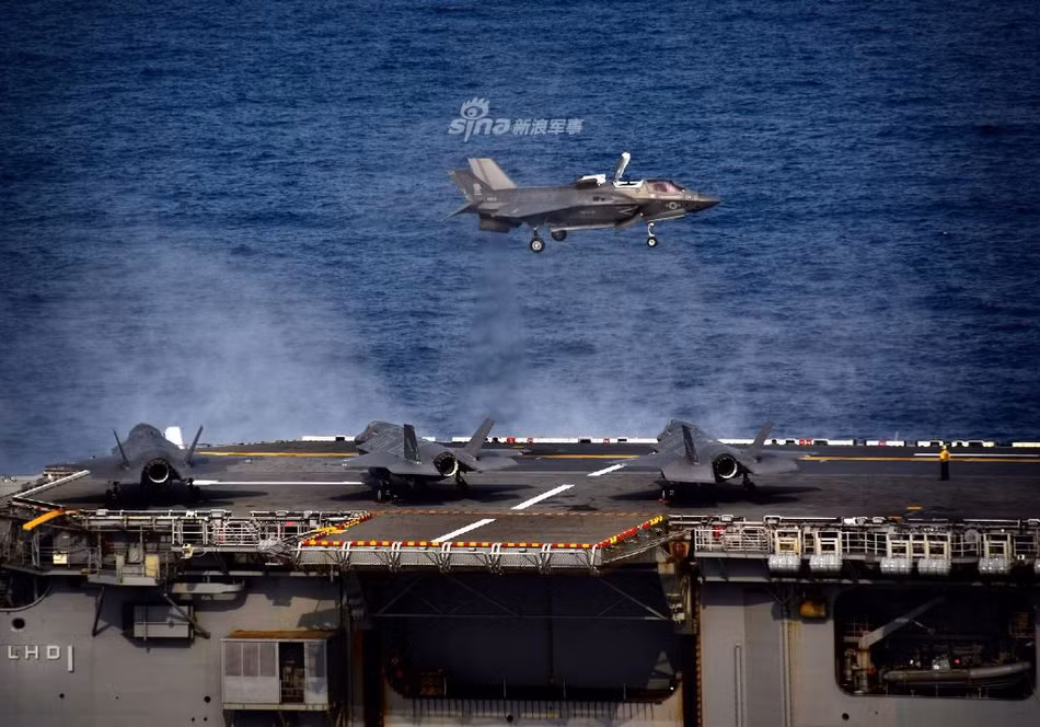 USS Wasp có khả năng mang theo tối đa 20 chiến đấu cơ F-35B Lightning II. Việc mang theo các chiến đấu cơ F-35B này sẽ giúp USS Wasp có khả năng tác chiến không kém gì tàu sân bay. Nguồn ảnh: Sina.