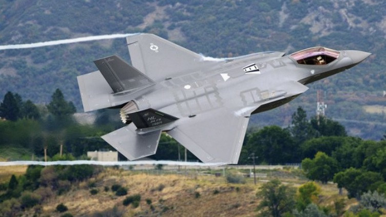 Khu vực rơi của chiếc máy bay nằm ở vùng biển có độ sâu lên tới hơn 1.500 mét. Đây cũng là một trong những lý do khiến cho việc tìm kiếm và trục vớt trở nên cực kỳ khó khăn nhưng cũng sẽ là lý do khiến Mỹ, Nhật Bản tin rằng Trung Quốc và Nga sẽ khó có khả năng và trình độ để trục vớt các mảnh vỡ của F-35 ở độ sâu này. Nguồn ảnh: BI.